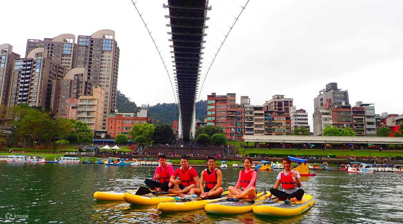 SUP paddle surf en el área paisajística de Bitan, Taipéi
